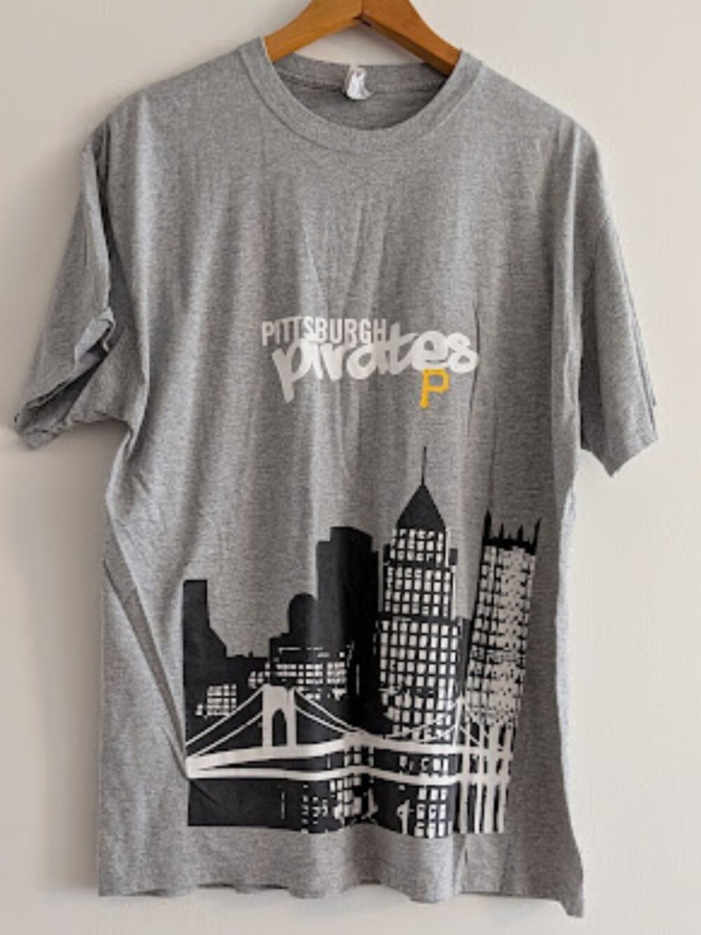 MLB Pittsburgh Pirates Gray T-Shirt with Skyline Size XL